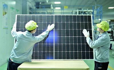 3月18日 河北省玉田县一家光伏设备生产企业的工人在检查光伏板质量 新华社发.png