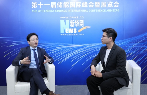 德国莱茵TÜV集团全球电力电子产品服务副总裁兼大中华区太阳能与商业产品服务总经理李卫春（左）接受新华网专访_副本.jpg