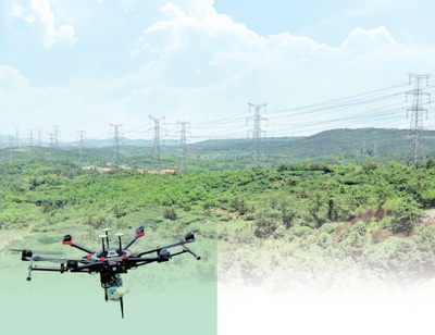 国网江苏省电力公司运用无人机进行线路及周边环境巡检。张晓闽摄.jpg