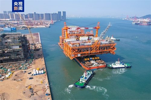 实现多项首创技术 我国渤海最大海上油气平台完工起运3.jpg