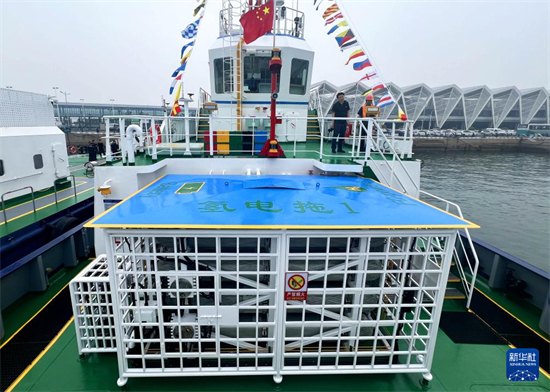 国内首艘“零排放”氢电拖轮在青岛入列2.jpg
